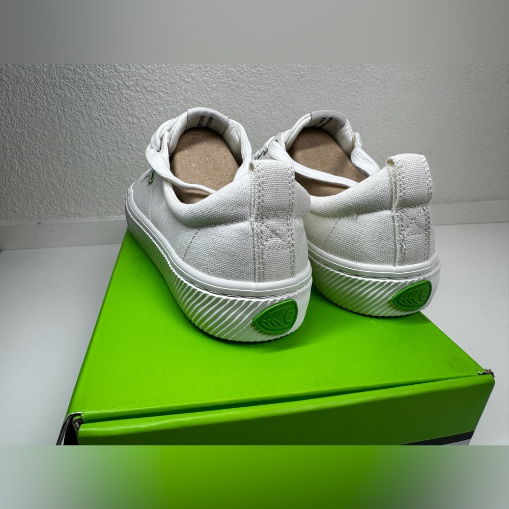 Cariuma Off-White Canvas
OCA LOW|NIB|The Perfect White Tennis Shoe! - Picture 11 of 14